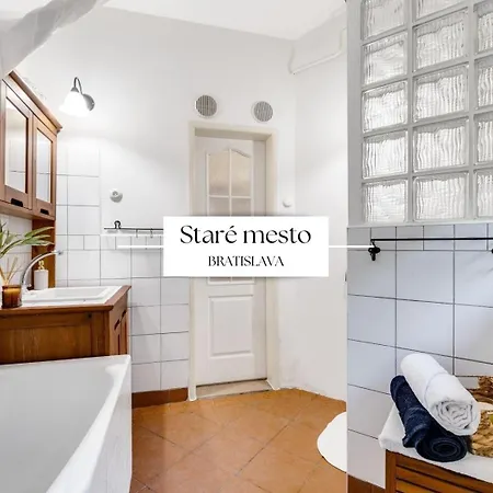 Stylish Historical + Backyard Apartment Bratislava