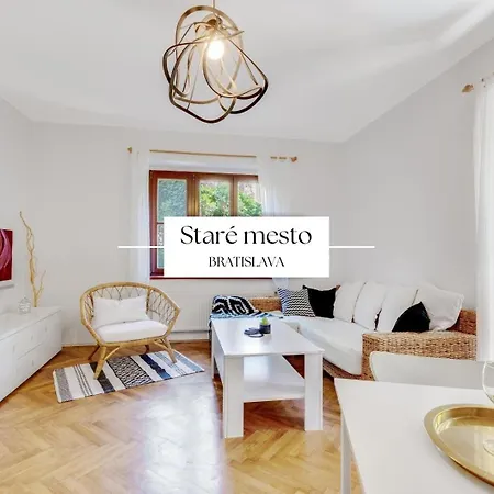 Stylish Historical + Backyard Apartment