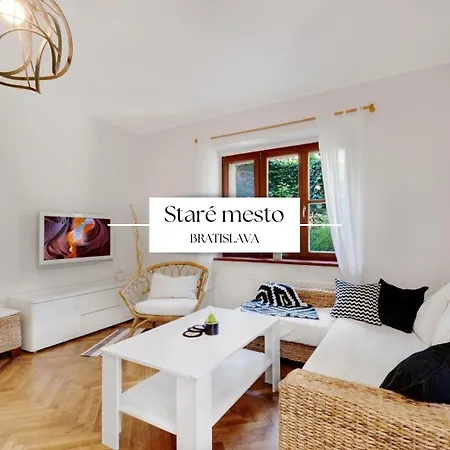 Apartment Stylish Historical + Backyard *