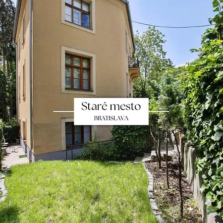 Stylish Historical + Backyard Apartment Bratislava